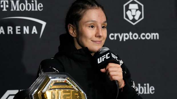 Alexa Grasso de México en conferencia de prensa tras conseguir el título mosca de la UFC ante Valentina Schevchenko